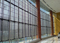 Πλήρης τοίχος κουρτινών γυαλιού οθόνης των διαφανών οδηγήσεων χρώματος P3.91-7.82 μόδας λεωφόρων αγορών με τη φωτεινή και σαφή επίδραση