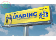 Μεγάλη οθόνη των υπαίθριων Π 6 οδηγήσεων πινάκων διαφημίσεων με τη στήλη εκτός από την εθνική οδό