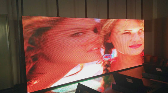 Διαφήμιση COB P2.5 IP65 led τοίχου Οθόνη σκηνής εσωτερικού χώρου Φωτεινότητα 800, 3G WIFI