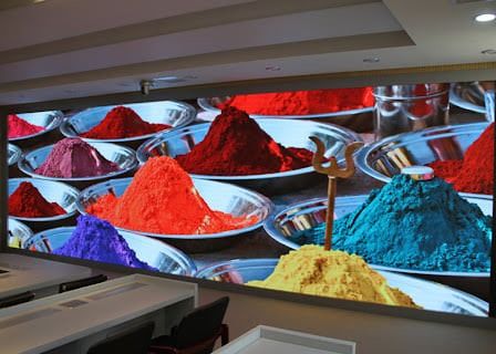 Καλή τιμή 2 mm εσωτερική οθόνη LED υψηλής ανάλυσης τοίχος βίντεο για διαφήμιση εμπορικού κέντρου σε απευθείας σύνδεση