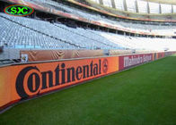 Υπαίθριο μεγάλο γήπεδο ποδοσφαίρου P10 που στέκεται διαφημιστικός την οθόνη αθλητικής επίδειξης των οδηγήσεων