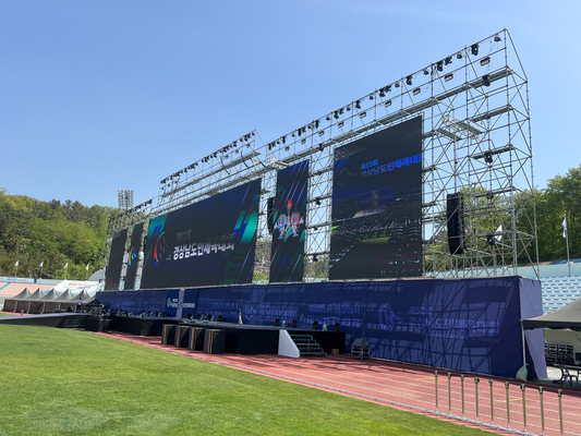 500Mmx1000Mm P3.91 πλήρες χρώματος εσωτερικό τηλεοπτικό υπόβαθρο οθόνης παρασκηνίων τιμών P391 επιτροπής επίδειξης Smd οδηγημένο ενοίκιο από το πηγούνι