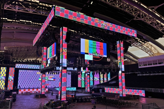 Κουρφωμένη οθόνη Ultra-Clear High Refresh Rate 400x300mm LED Cabinet Display, Τρία σε ένα πλήρες χρώμα