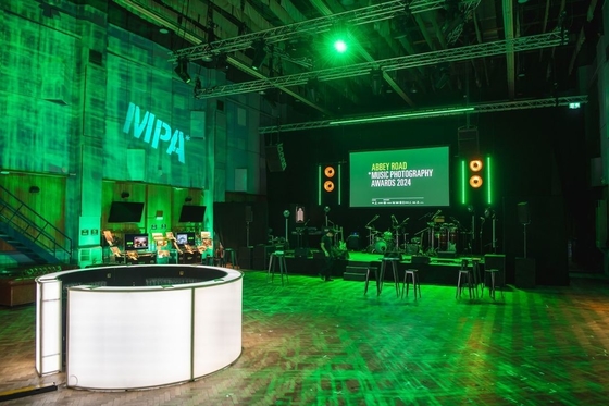 Ενοικίαση Πλήρης χρώσης κρεμασμένη οθόνη LED P8 εξωτερική αδιάβροχη IP65 DC5V 32 * 16 ανάλυση