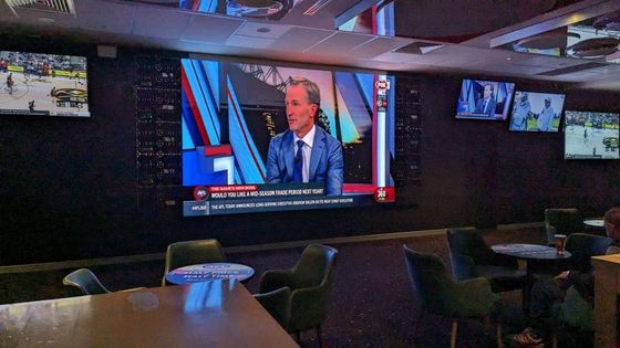 Μεγάλη ευέλικτη εξωτερική οθόνη LED P2.5 χωρίς ψηφιδωτά, διαφημιστικά LED πίνακες με ηλεκτρονική πινακίδα