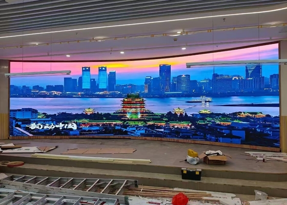 Εσωτερική οθόνη full color LED με καλύτερη γωνία θέασης 1m-10m και διάρκεια ζωής 100 ετών