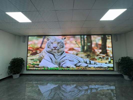 Εσωτερική Έγχρωμη Οθόνη LED 576x576mm με απόσταση εικονοστοιχείων 3mm και διαμόρφωση 1R1G1B για εξαιρετική ακρίβεια χρώματος