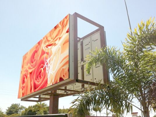 Εξωτερική διαφήμιση LED Πίνακας διαφημίσεων οδού P10 Πλήρης χρώσης LED οθόνες με στήλη