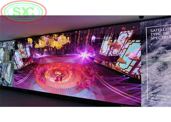 Οθόνη LED Εσωτερικού Χώρου Πλήρους Χρώματος Εξοπλισμένη με Μονάδες 250x250mm και Ντουλάπια 500x1000mm Παρέχοντας Υψηλή Πυκνότητα Pixel και Εκπομπή Θερμότητας