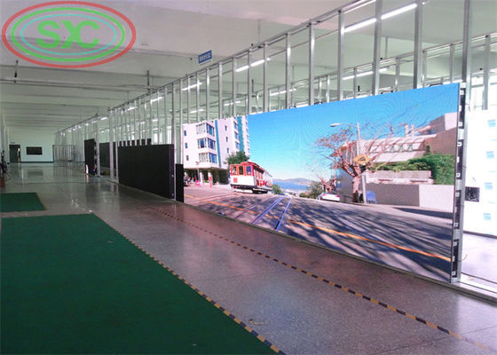 Οθόνη LED Εσωτερικού Χώρου Πλήρους Χρώματος Εξοπλισμένη με Μονάδες 250x250mm και Ντουλάπια 500x1000mm Παρέχοντας Υψηλή Πυκνότητα Pixel και Εκπομπή Θερμότητας