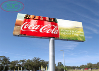 Μεγάλη οθόνη των υπαίθριων Π 6 οδηγήσεων πινάκων διαφημίσεων με τη στήλη εκτός από την εθνική οδό
