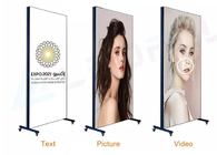 Η εσωτερική επίδειξη αφισών πατωμάτων P2 ψηφιακή για τον καθρέφτη 3840Hz διαφήμισης καταστημάτων αναζωογονεί WIFI