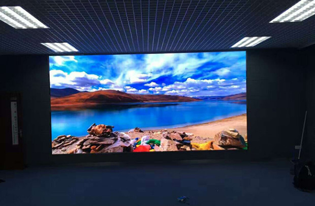 Εσωτερική κρεμασμένη οθόνη LED ενοικίασης Smd, P2 πλήρης χρωματική LED πινακίδα 3 χρόνια εγγύηση