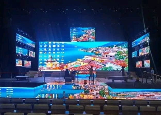Εξωτερική πλήρης χρωματική αθλητική οθόνη LED οθόνη P10 Στάδιο ποδοσφαίρου IP65 Μεγάλη οθόνη Ultra HD Σιδηροειδή ντουλάπι