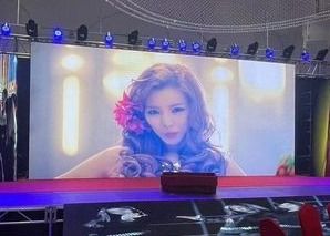 Καλή τιμή Μεταλλική πλήρης χρώσης οθόνη LED SMD2121 P4 εσωτερικής ενοικίασης για συναυλίες σε απευθείας σύνδεση