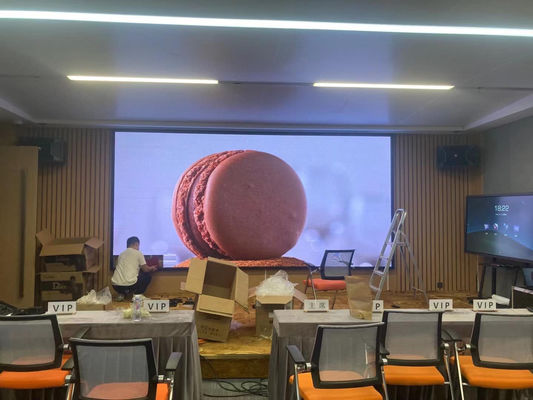 Υψηλή φωτεινότητα 1000 Πιο δημοφιλής εσωτερική πλήρης έγχρωμη οθόνη LED με διάρκεια ζωής 000 ωρών και μέγεθος ντουλάπις 480*480mm*68mm