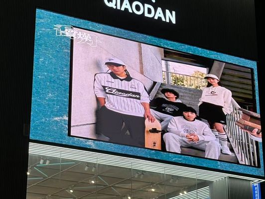 Ανθεκτική οθόνη LED RGB -12/50 Θερμοκρασία λειτουργίας με φωτεινότητα 5500 και κατανάλωση ενέργειας 900w/m2-600w/m2