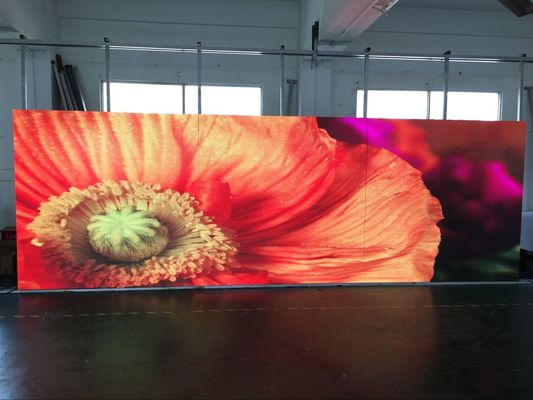 Καλή τιμή Εσωτερικό διαφημιστικό γραφείο RGB 3 σε 1 γραφείο 512x512mm, φωτεινότητα 1500cd επίδειξης HD P4 1920hz οθονών των σκηνικών οδηγήσεων σε απευθείας σύνδεση