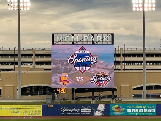 Προμηθευτές που κρεμούν την εμπορική διαφήμιση Hd P10 960x960mm υπαίθρια οδηγημένη οθόνη επίδειξης αγωνιστικών χώρων ποδοσφαίρου επίδειξης οθόνης